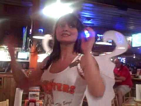 with wings girls Hooters