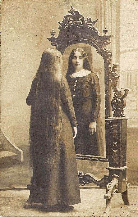 holding Vintage mirror woman