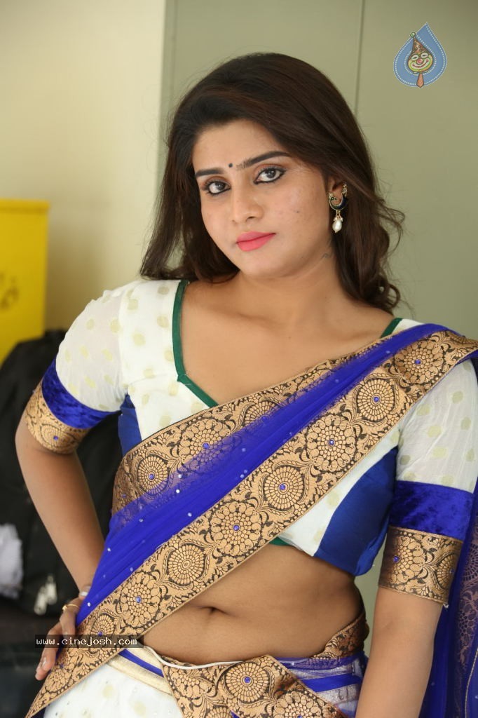 actress cleavage indian Hot